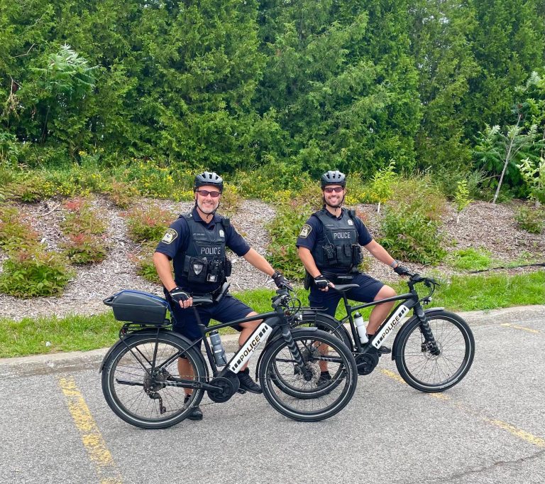Des policiers en vélo électrique à Laval patrouille à vélo électrique police Laval