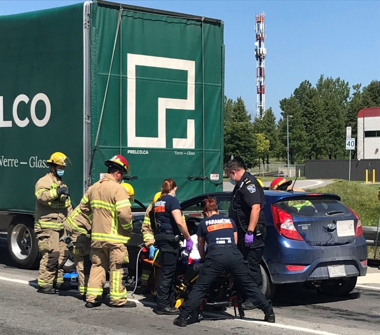 Une auto percute un poids lourd sur la 335