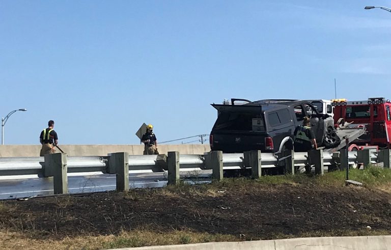 Un camion prend feu avec des matières dangereuses