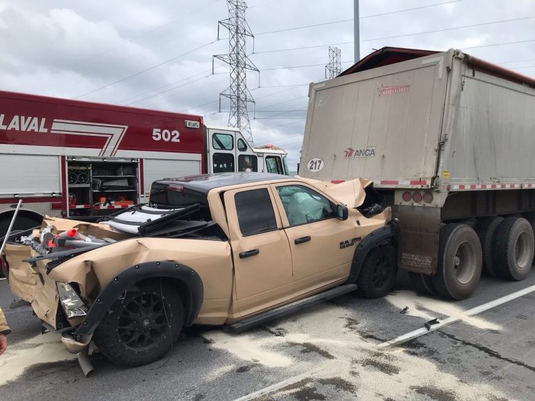 Collision violente entre une camionnette et deux poids lourds sur l’A-440