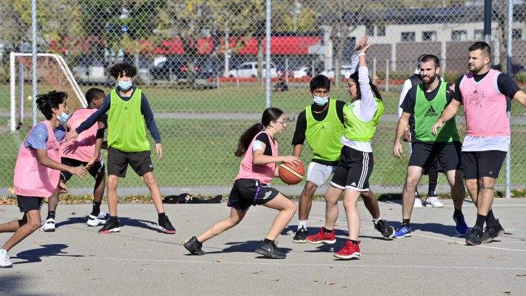 Du basket entre élèves et policiers à l’école Saint-Maxime
