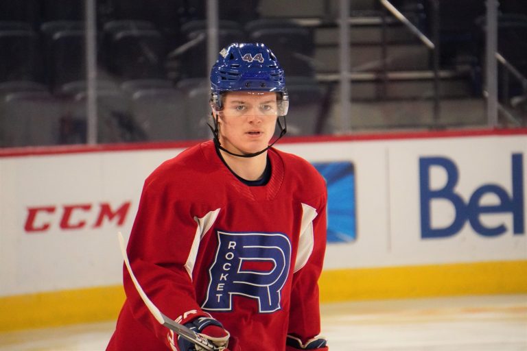 Cole Caufield débute avec le Rocket