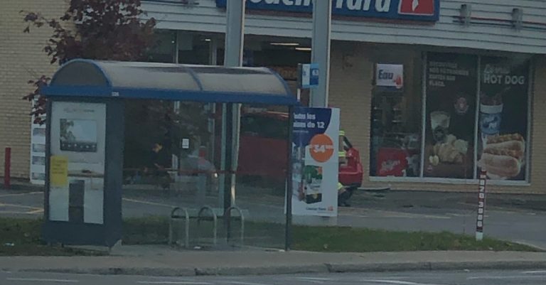 Une voiture percute un dépanneur à Laval-des-Rapides