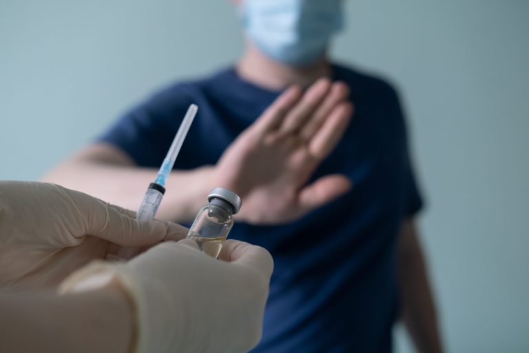 Arrestation d’un Lavallois anti vaccin suspecté de menaces
