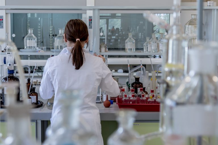 Chimiste nécessaire pour superviser la production de désinfectants