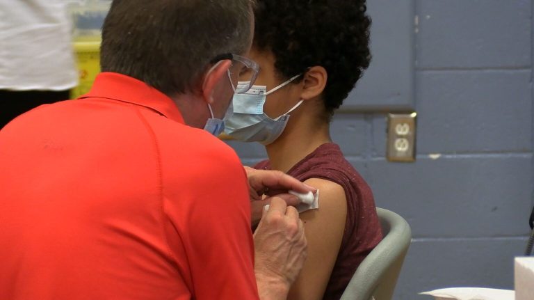 La vaccination contre la COVID-19 est au ralenti vaccination