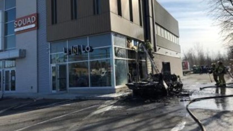 Feu de véhicule et bâtiment commercial touché à Auteuil Feu incendie véhicule camion bâtiment commercial Auteuil boulevard des Laurentides
