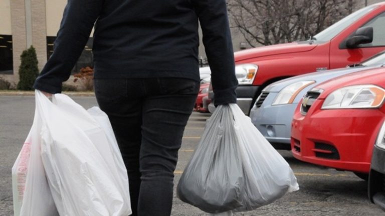 Interdire la distribution de sacs de plastique: un appel à l’action sacs de plastique