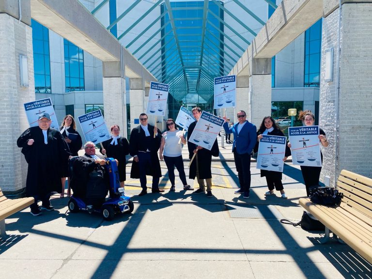 Palais de justice de Laval: grève chez les avocats de la défense avocats défense p;alais de justice Laval grève aide juridique